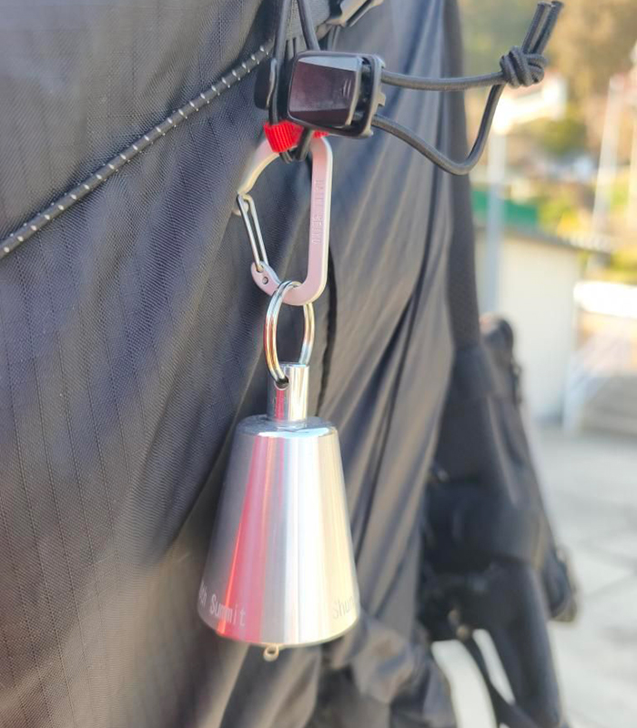 名入れ熊鈴をリュックにつけている